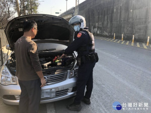 返家途中車輛沒電拋錨，警協助接電救援