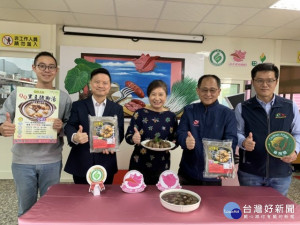 台中市農會國產非基改黑豆，搭配大安農會產銷履歷豬肉，研製「QQ黑豆豬腳湯」成功上市，二十五日舉行發表會，來賓一致肯定黑豆豬腳湯Q彈不油膩又好口味，亦有吃得安全健康保證。（記者陳榮昌攝）