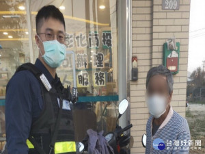 老人感謝警員找回機車。林重鎣攝