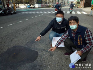 

市議員施志昌指大甲中山路一段路面殘破嚴重，獲建設局養工處允諾盡速進行路平工程。（記者陳榮昌攝）
