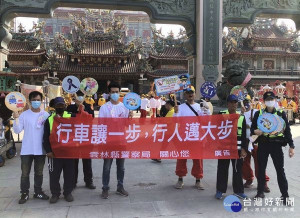 北港警方因應廟會活動及燈會期間，加強協助交通疏導及安全維護工作，亦宣導用路安全觀念及取締重大違規。