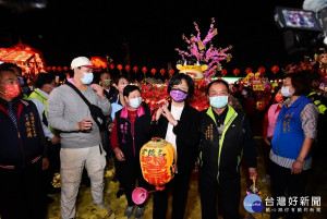 縣長王惠美掌福德老爺神轎，13座燈排浩蕩出發，熱鬧非凡。圖／彰化縣政府提供