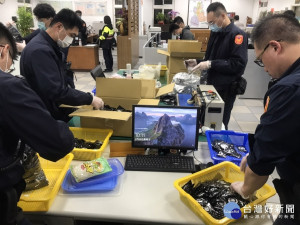 警方當場查扣1300包二級毒品咖啡包成品、40公斤原料及分裝工具

