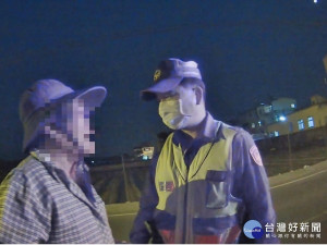 夜幕低垂老婦牽車獨行　警點亮警示燈伴同行