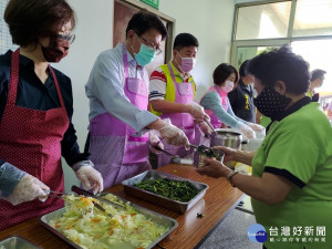 屏東內埔鄉老埤社區據點揭牌　潘孟安任一日志工為長者添增飯菜