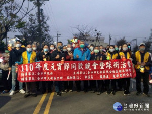 

大安區東安社區發展協會舉辦110年度慶元宵同歡晚會，數百鄉民提著燈籠踩街，偏僻農村充滿著喜氣。（記者陳榮昌攝）

