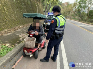 代步車沒電老翁受困 員警主動關懷協助