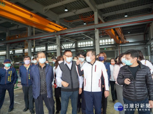 侯友宜市長2日率市府團隊關心塭仔圳區內工廠搬遷後發展情形，主動了解企業搬遷新廠面臨各項課題