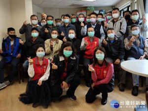 新北市榮服處林火土處長(二排中)鼓勵學員認真學習考取證照，並與參訓學員合影