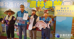 新北市副市長謝政達(左二)、民政局長柯慶忠(右一)、農業局長李玟(右二)、主計處長吳建國等出席新北市農林漁牧業普查處成立儀式。