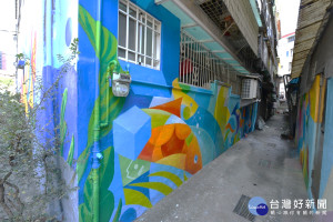 新店區張北里於完成污水下水道用戶接管後，導入運用藝術彩繪技巧將當地鄰近新店山區的生態樣貌繪製於後巷空間及周邊牆面，重塑當地社區環境景觀