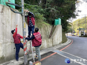 動保處在土城桐花公園生態廊道及三峽、坪林、金山等動物容易經過路段架設監視器，以利監測生態廊道使用情況及動物經過馬路頻率等 