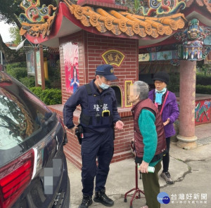 8旬老婦累倒土地公廟，平鎮員警發現即刻救援