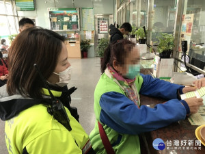 為愛昏頭險遭詐騙，大崙所警員、郵局行員聯手保住婦人血汗錢