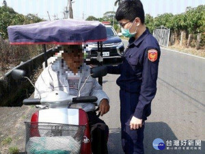 代步車路旁動彈不得　警護送老翁安全返家