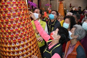 林世賢市長陪同獨居長者（右）查看市公所為其免費安奉的光明燈。圖／彰化市公所提供