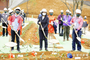 蔡英文總統視察「臺灣客家茶文化館」及周邊景觀工程，親手種植茶樹象徵重要的里程碑。