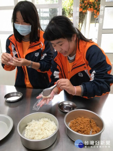 
大安區農會免費提供飛天豬海苔肉鬆給大安國中學生，製作成芝麻肉鬆飯糰元宵。（記者陳榮昌攝）