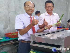 吳明成總幹事（左）。