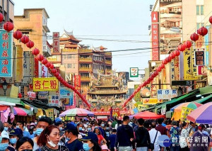 228連假雲林縣湧入近40萬觀光觀光人次，其中以宗教聖地北港朝天宮21萬5千人次居冠，歡迎蒞臨燈會原鄉朝聖賞燈、品嚐小吃。