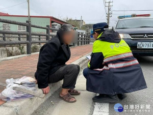 老翁因血壓升高身體不適跌坐路旁，橋頭所巡警熱心關懷，協助連繫家屬平安返家，頻頻感謝警方積極為民服務之作為。