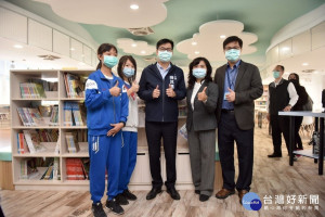 陳其邁參訪最美社區共讀站　推廣營養午餐加鳳梨