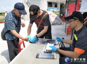 雲林縣警局除強化長者及身心障礙人士指紋捺印建檔外，更積極對已報案失蹤人口迄今仍未尋獲之家屬採集DNA，送法務部法醫研究所資料庫比對。