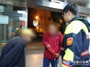 8旬翁搭公車至三義鄉迷航　警細心查證身分助返家 