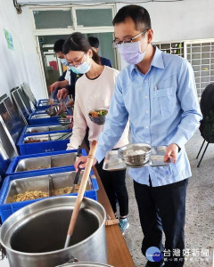 北港分局長顏偉丞體恤員警長期以外食為主，為照顧員警身體健康開辦伙食團，菜色豐富美味且凝聚彼此向心力，獲得極大迴響與好評。