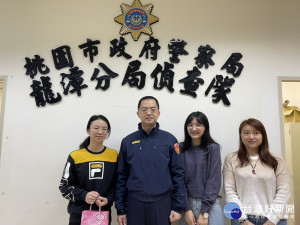 龍潭警分局長陳清華致贈禮盒，表達對婦女員工的尊重、祝賀與感謝之意，場面格外的溫馨

