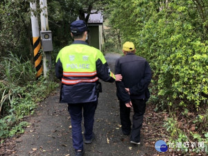 獨居老翁迷失校園　暖警護送返家