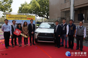 國瑞汽車贈南開科大油電複合動力車。（南開提供）