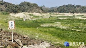 白河水庫蓄水量0，庫底出現一大片草原奇景。