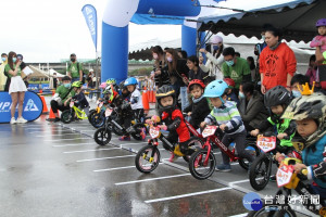 即使氣候陰雨，在大佳河濱公園的滑步車大賽連續兩天仍共有5百多位小朋友到場參賽。