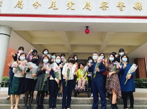 虎尾警分局為感謝女性同仁平日兼顧工作與家庭的辛勞，分局長黃維章贈送每人1束桔梗花及蛋糕點心，彰顯性別平權及肯定於警政工作上的貢獻。