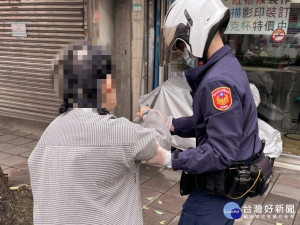 三重分局長泰派出所警員黃順吉及李力行牽著患有重度智能障礙的林女，將林女平安護送回到家中