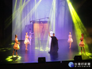 麗寶樂園今年邀請魔術界【超視覺魔幻秀】表演，受到遊客廣大迴響，園方為滿足遊客，推出「博幼票買一送一」，歡迎阿公阿嬤帶孫玩樂園免費看國際級表演!（記者陳榮昌攝）
