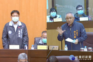 針對桃園市政府舉辦首屆「世界客家博覽會」，桃園市議員徐玉樹於議事堂上質詢客家局代理局長戴興達。