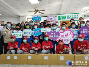 台灣採印協會及台灣優衣庫公司（UNIQLO）聯合捐贈彰化縣93所國中、國小學子、弱勢團體四萬組機能口罩。圖／記者鄧富珍攝