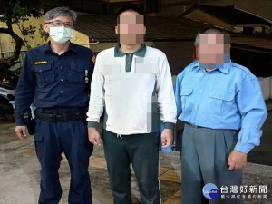 警方協助少年返家。林重鎣攝