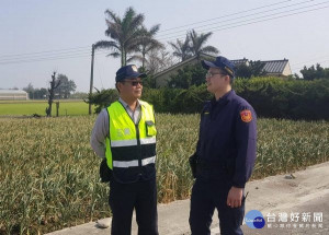 蒜頭產期將至，台西警分局為避免農民朋友心血結晶遭宵小覬覦，針對蒜頭農田及存放倉庫、加工廠等，加強巡邏密度等防竊作為。