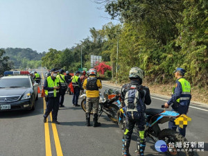 集集警方加強機動車輛噪音攔查。