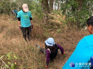 登山客腳傷受困　枋警及義消輪流揹下山