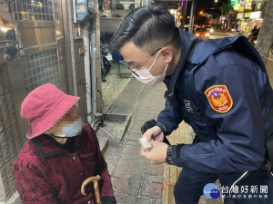 九旬老婦迷途不知所措，癱坐在路旁，員警溫馨關懷協助返家