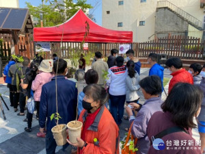 

台中市議員施志昌與華山基金會合辦捐發票送樹苗活動，參加的善心民眾十分踴躍，一口氣送出二千多株樹苗。（記者陳榮昌攝）