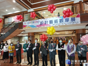 「第一屆中區高中職校設計藝術觀摩展」，15日在該校美術文物館舉行開幕式，彰化縣政府林田富副縣長、建國科大吳聯星董事長、江金山校長、彰化藝術高中李碧瑤校長、竹山高中陳漢銘校長、青年高中賴建成校長、大成商工蘇至斌校長、大慶商工張焜生校長、同德高中童建文校長及多位中區高中職科主任、教師前往祝賀。圖／記者鄧富珍攝