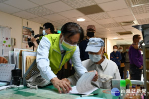 林世賢市長在華陽聯合理辦公處關心老花眼鏡申請登記情形。