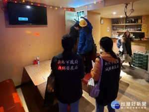 業者多次刻意阻撓執行斷電，市府公安小組女性同仁發揮媽媽細心觀察與敏捷的行動力，搭配林口分局的適時協助，最終成功執行斷電處分