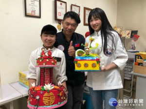 
弘光科技大學餐旅管理系學生黃聿茹、黃珊淇兩人，參加「2021英國cake international competition翻糖裝飾藝術（Sugarcraft）國際競賽」以「媽祖」作品，拿下該項比賽最高分，為台灣爭光。（記者陳榮昌攝）