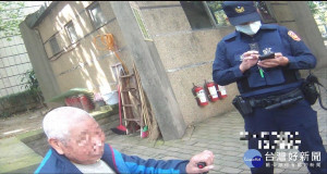 9旬獨居老翁曬昏頭蹲路旁，龍潭暖警助返家